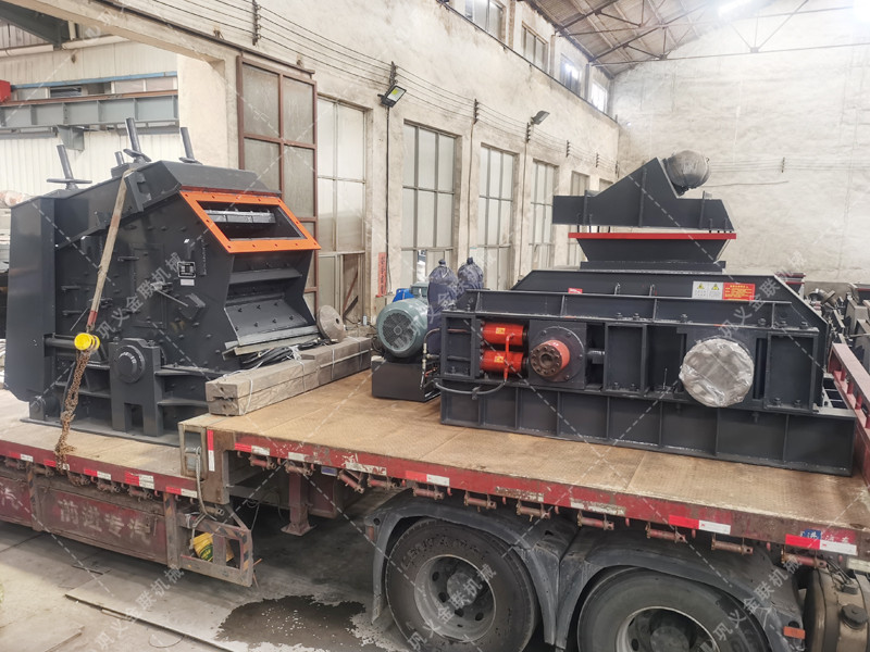 1000*700液壓對(duì)輥制砂機(jī),1210反擊破發(fā)往四川