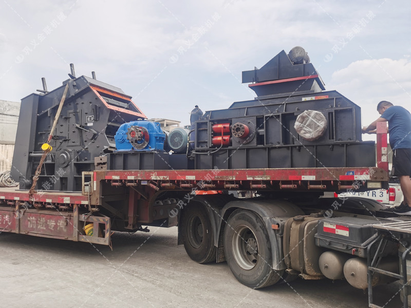 1000*700液壓對(duì)輥制砂機(jī),1210反擊破發(fā)往四川