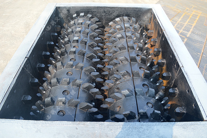 強(qiáng)力雙齒輥破碎機(jī),分級(jí)齒輥式破碎機(jī)廠(chǎng)家,大石頭破碎機(jī)價(jià)格